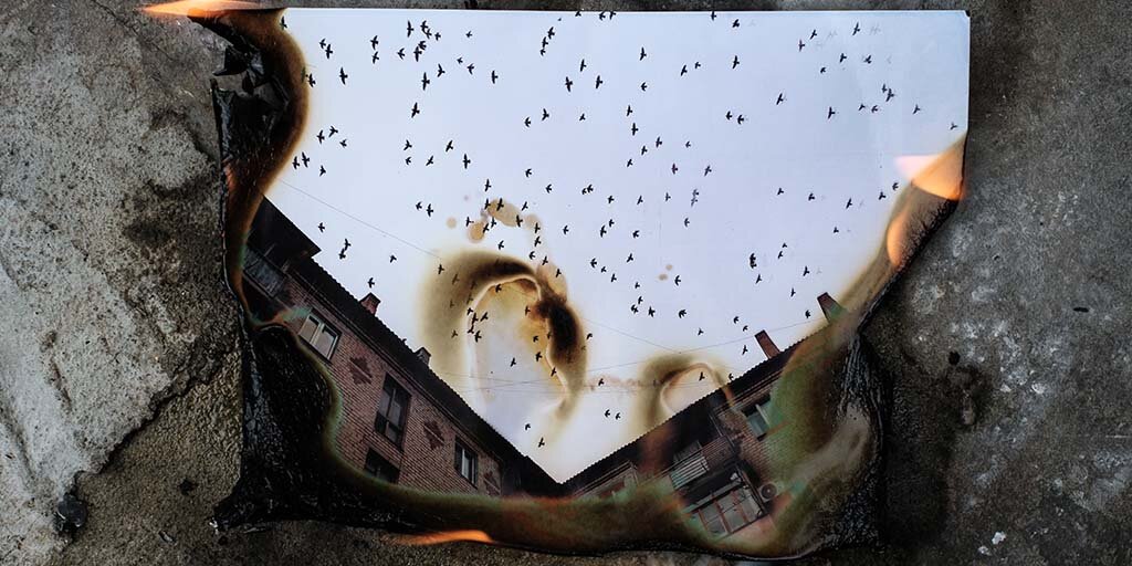 Mstyslav Chernov, Birds fly over the residential building in Kostyantynivka, eastern Ukraine, February 8, 2022